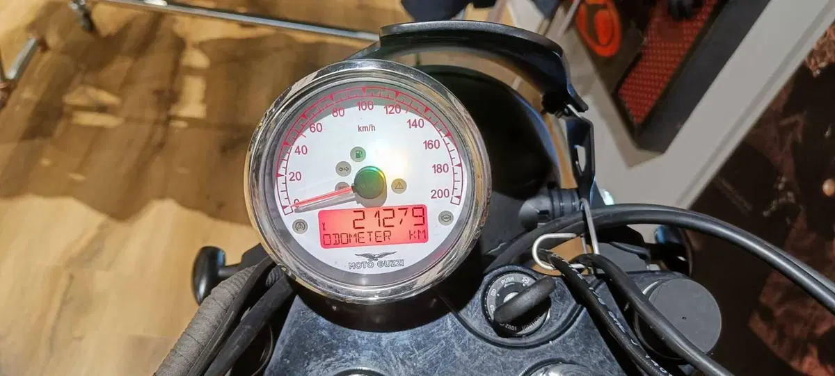 Moto Guzzi V9 Bobber (2016 - 18) (6)