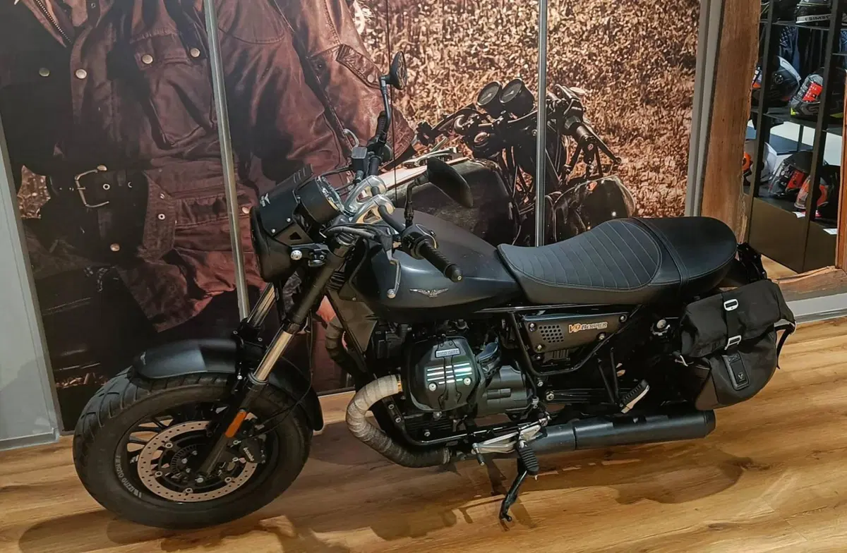 Moto Guzzi V9 Bobber (2016 - 18) (3)