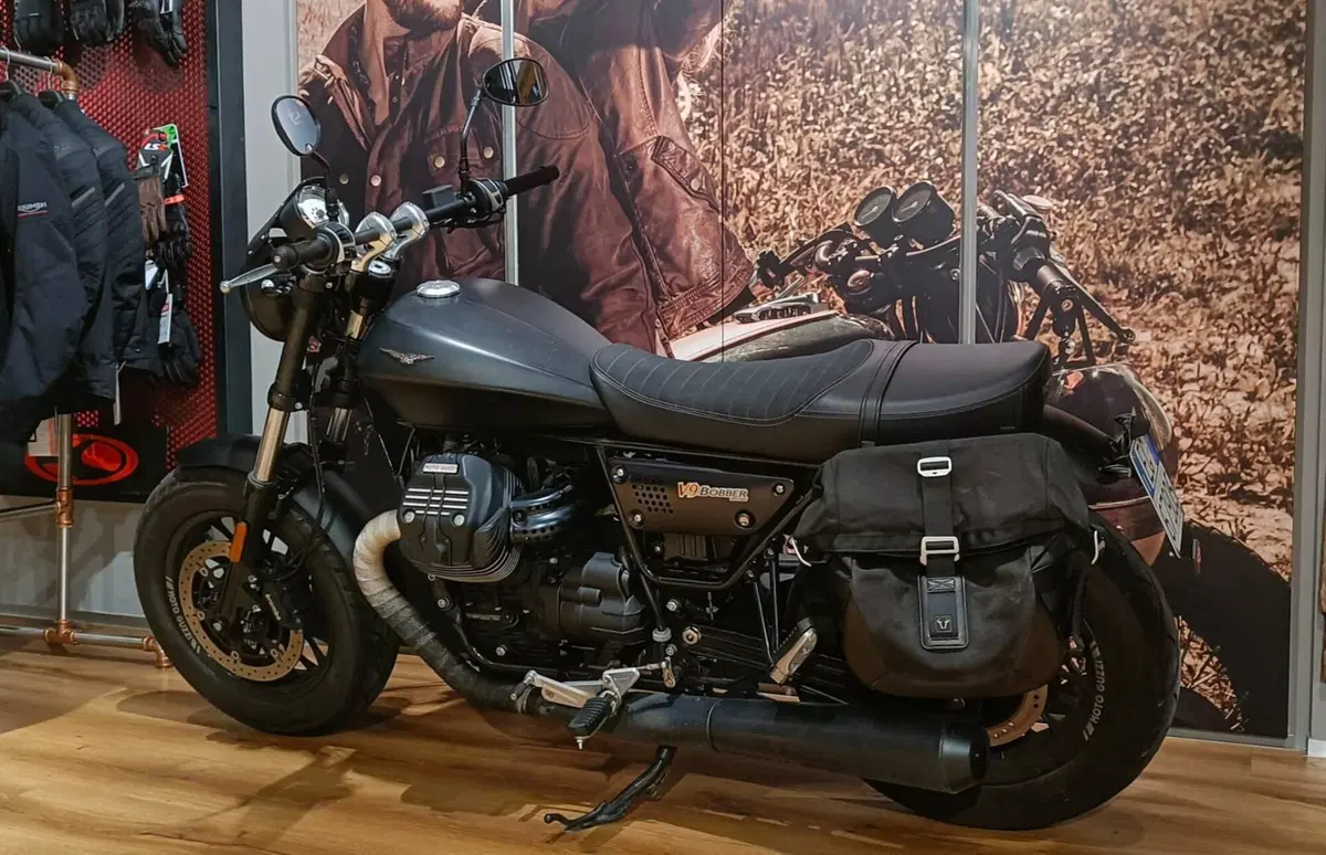 Moto Guzzi V9 Bobber (2016 - 18) (4)