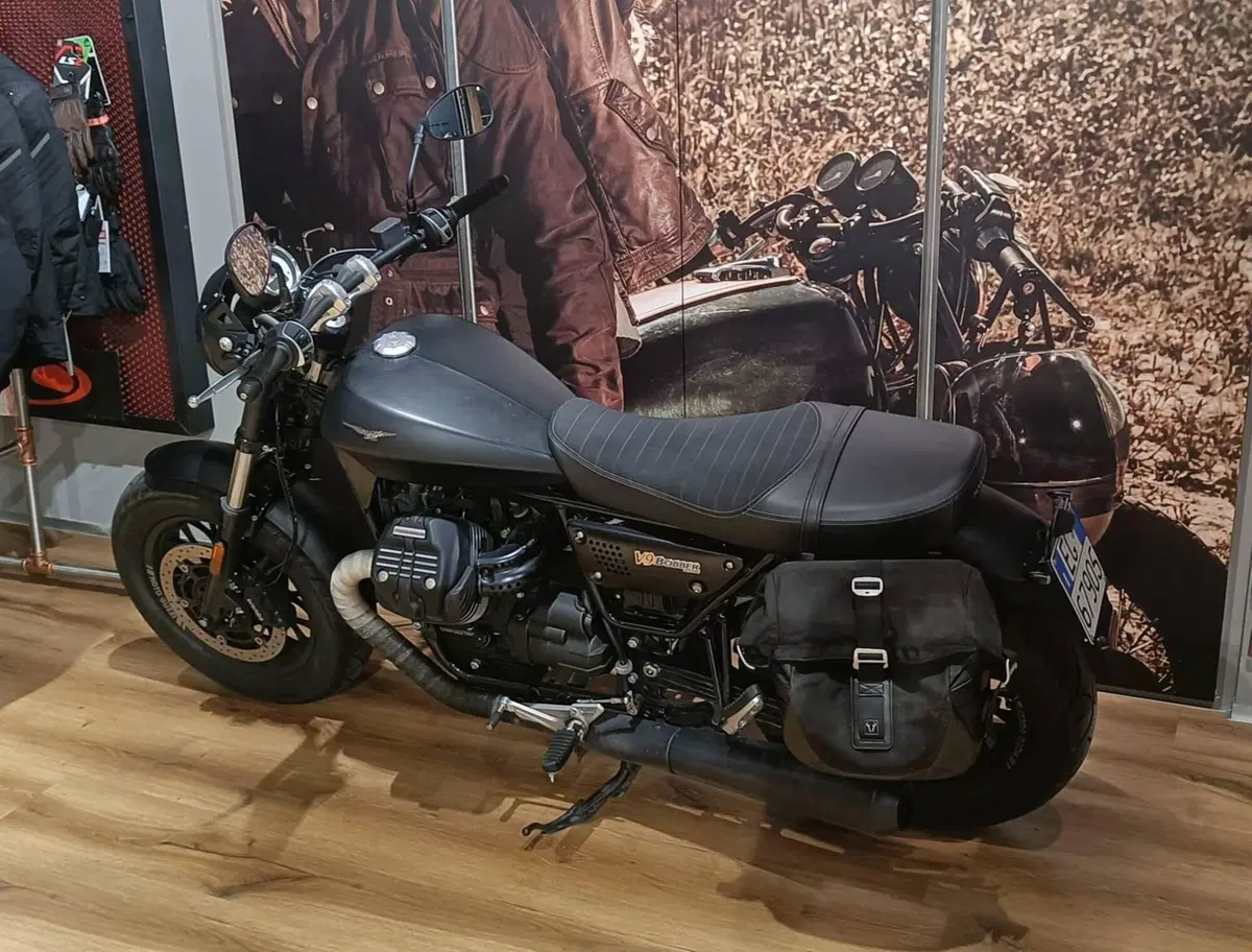 Moto Guzzi V9 Bobber (2016 - 18) (5)