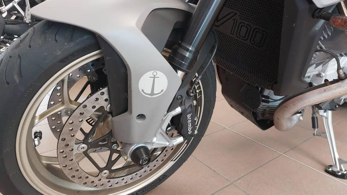 Moto Guzzi V100 Mandello (2025 - 26) (3)