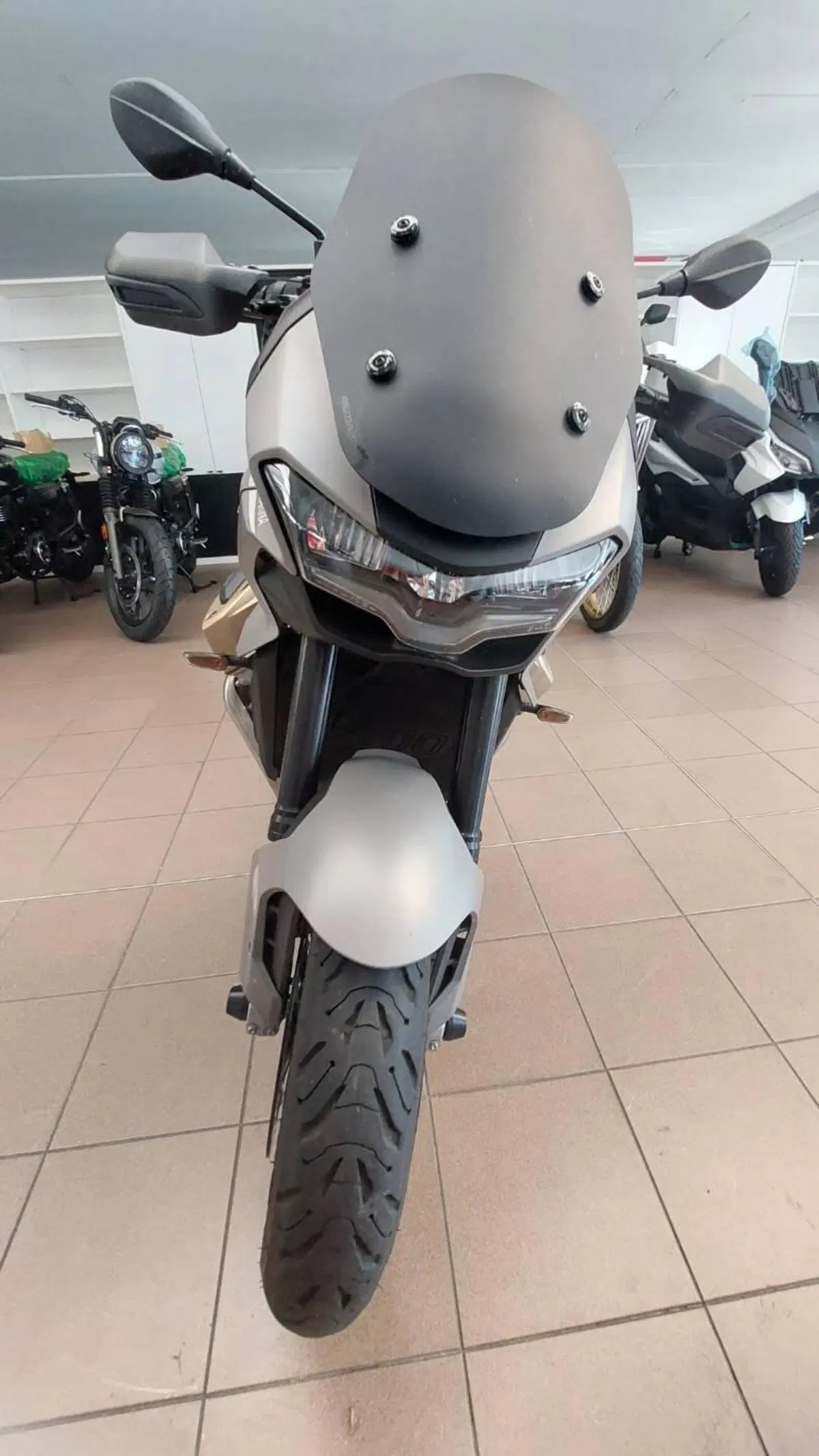 Moto Guzzi V100 Mandello (2025 - 26) (4)