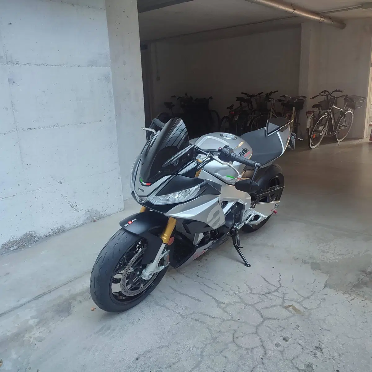 Aprilia Tuono V4 (2021 - 24) (4)