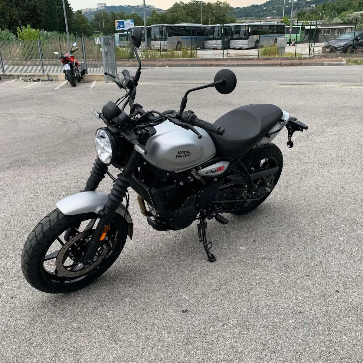 Royal Enfield Guerrilla 450 (2024 - 26) (2)