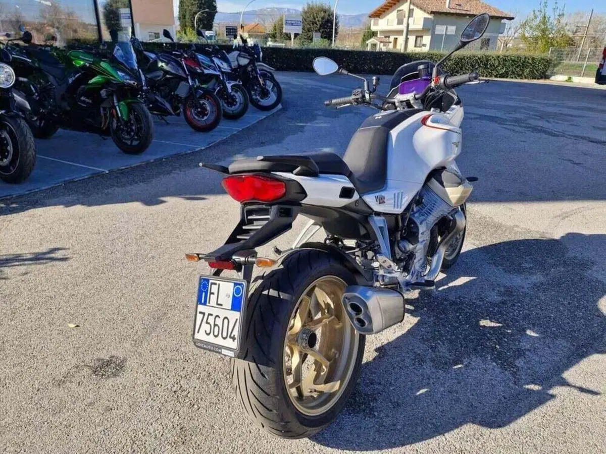 Moto Guzzi V100 Mandello (2022 - 24) (7)