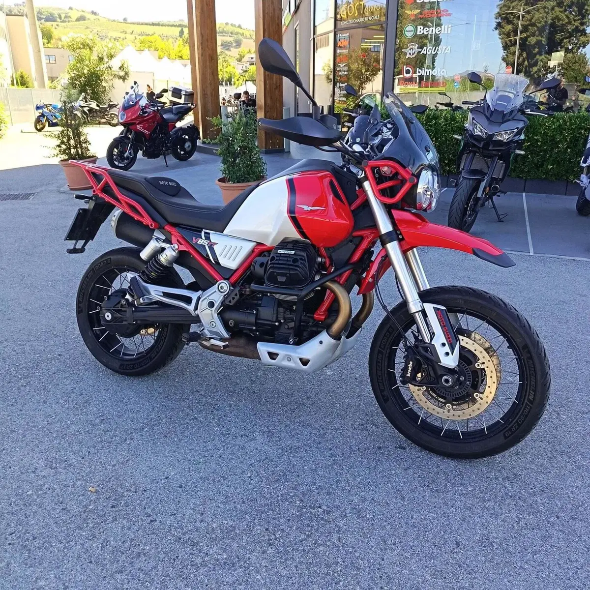 Moto Guzzi V85 TT Evocative Graphics (2021 - 23) (4)