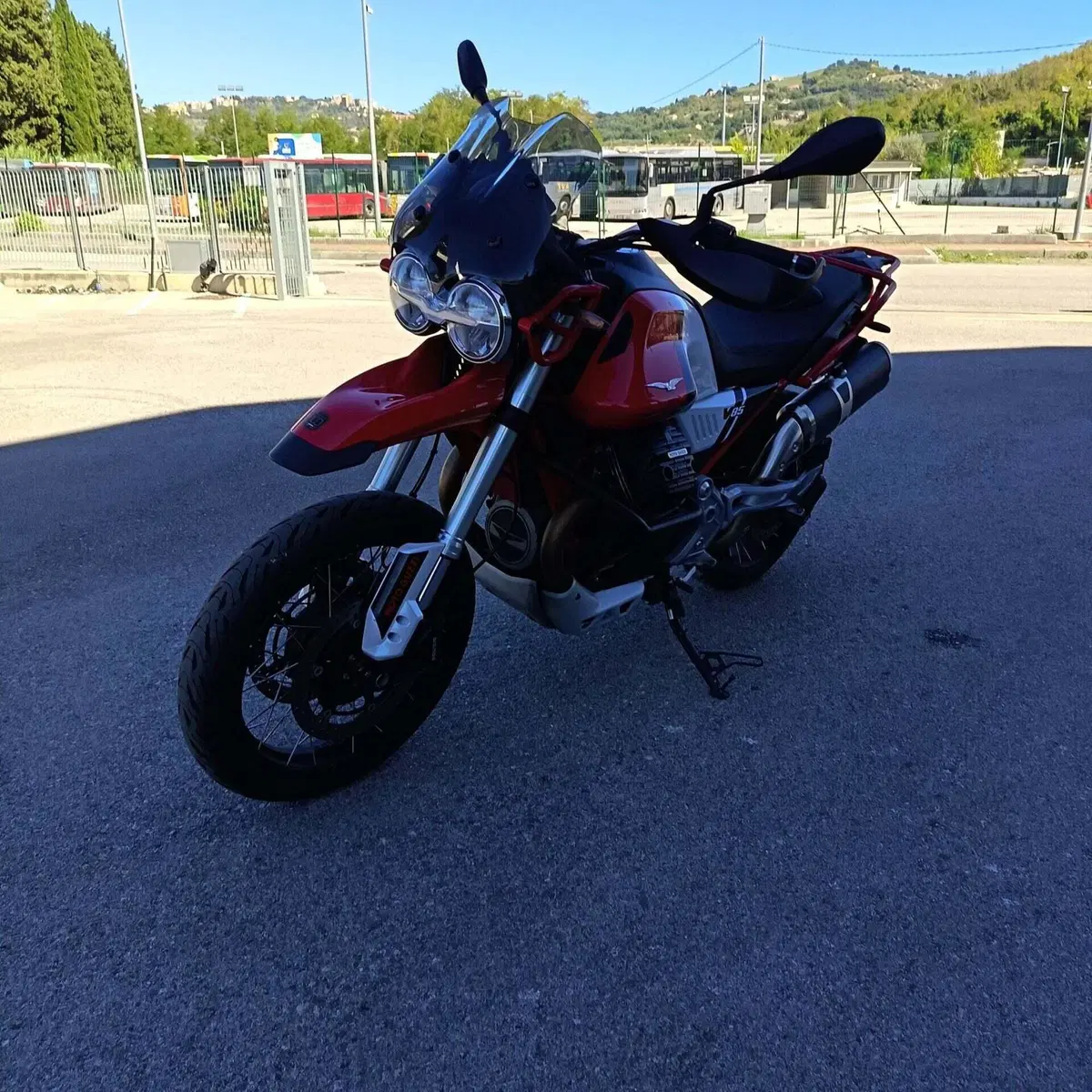 Moto Guzzi V85 TT Evocative Graphics (2021 - 23) (5)