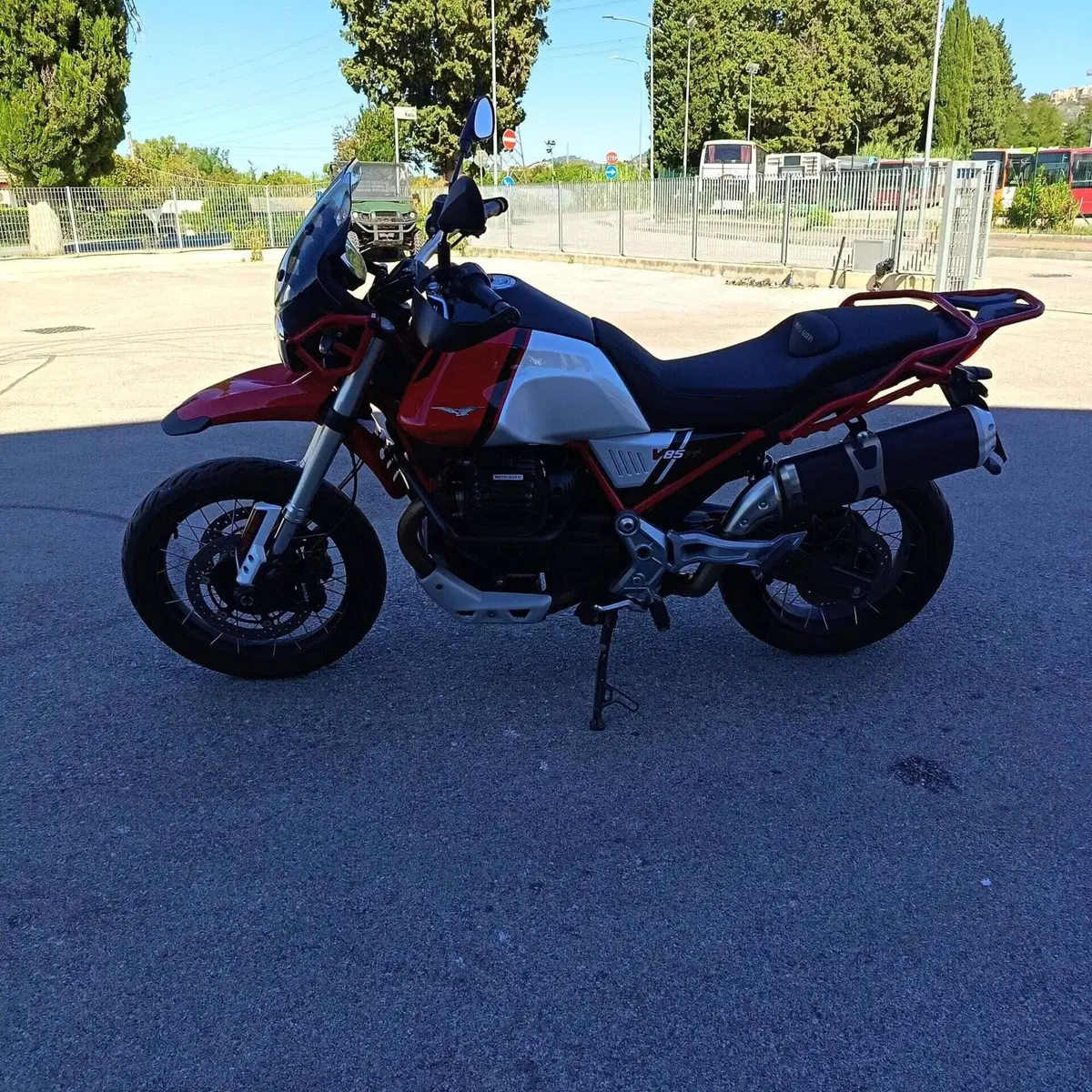 Moto Guzzi V85 TT Evocative Graphics (2021 - 23) (6)
