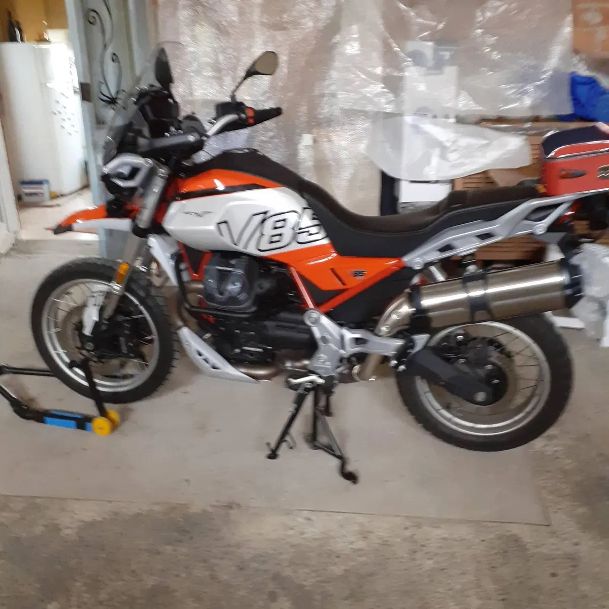 Moto Guzzi V85 TT (2024 - 26) (4)