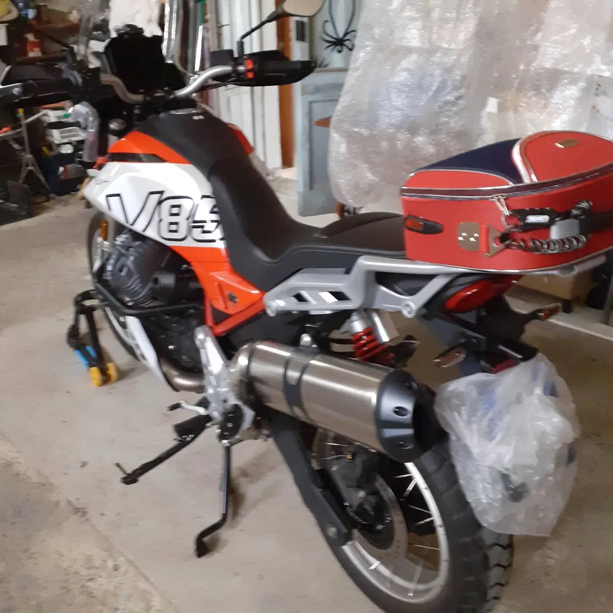 Moto Guzzi V85 TT (2024 - 26) (5)