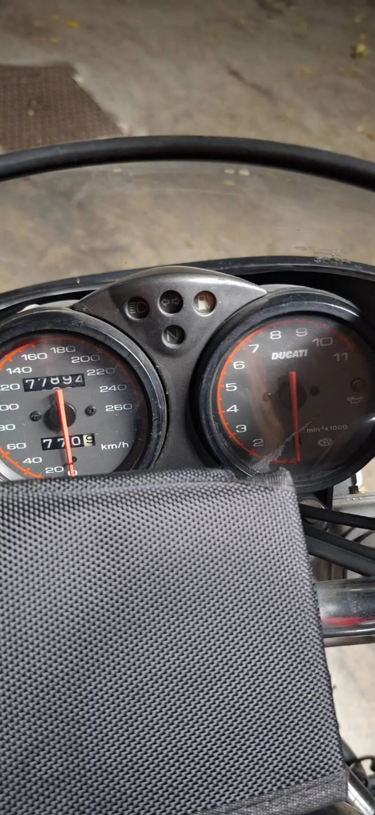 Ducati Monster 900 City Dark I.E. (1999 - 02) (5)