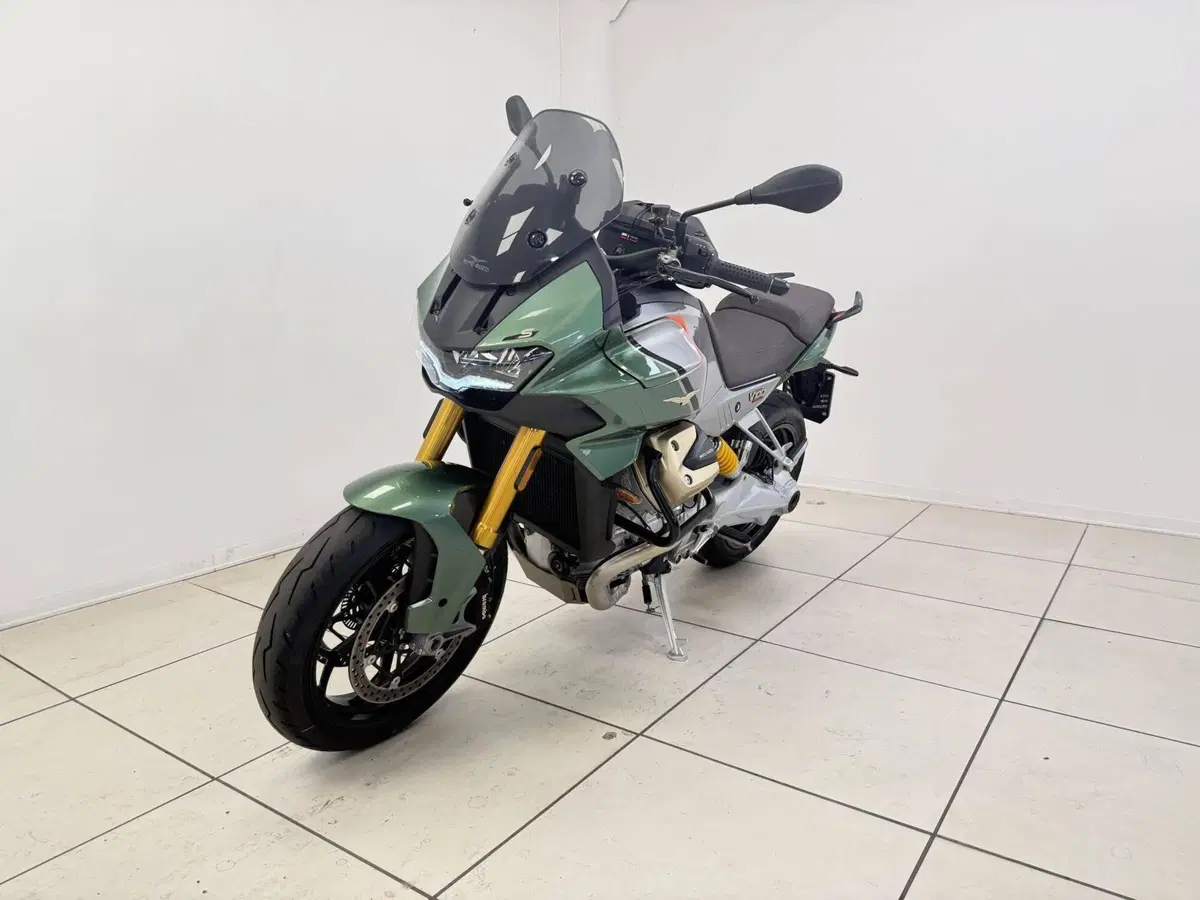 Moto Guzzi V100 Mandello (2025 - 26) (2)
