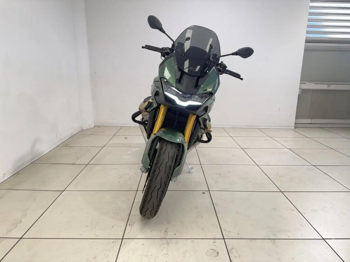 Moto Guzzi V100 Mandello (2025 - 26) (3)