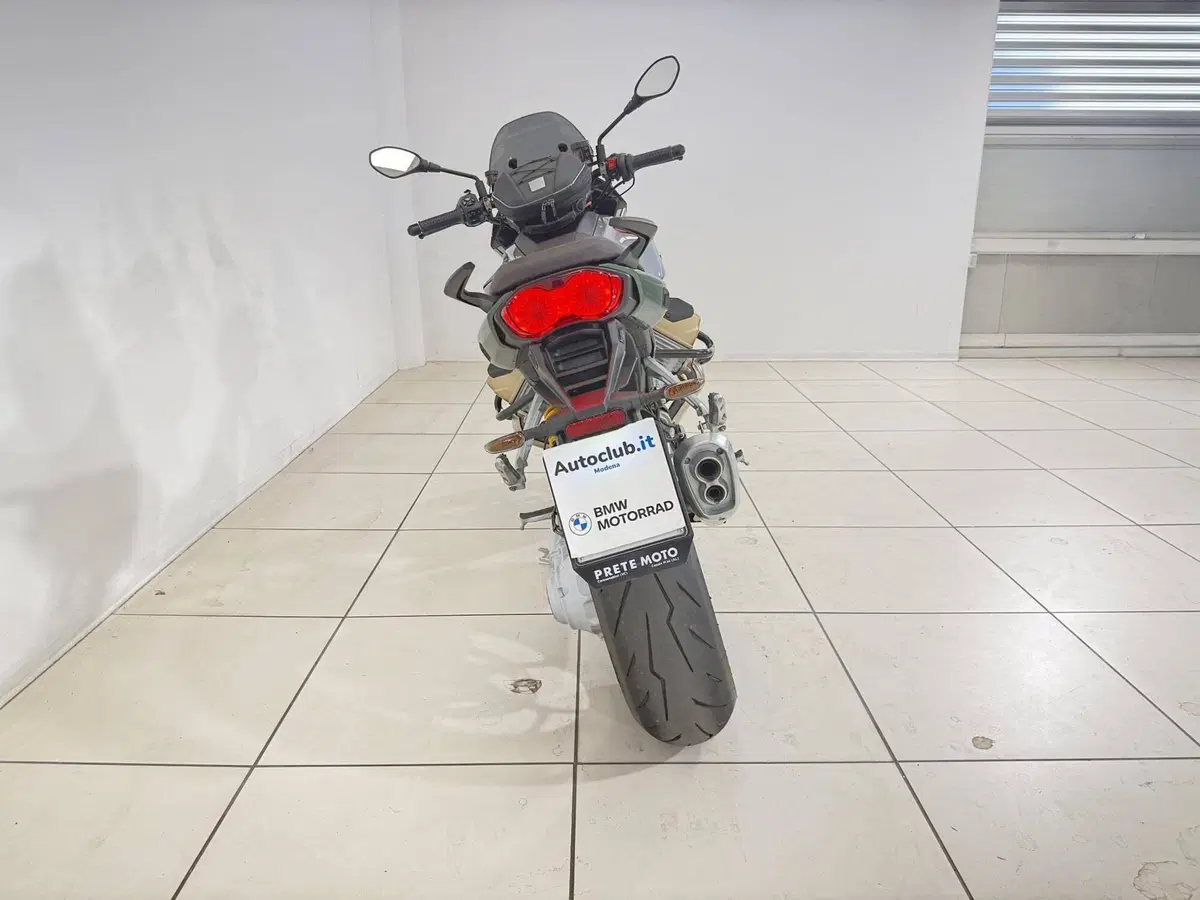 Moto Guzzi V100 Mandello (2025 - 26) (7)