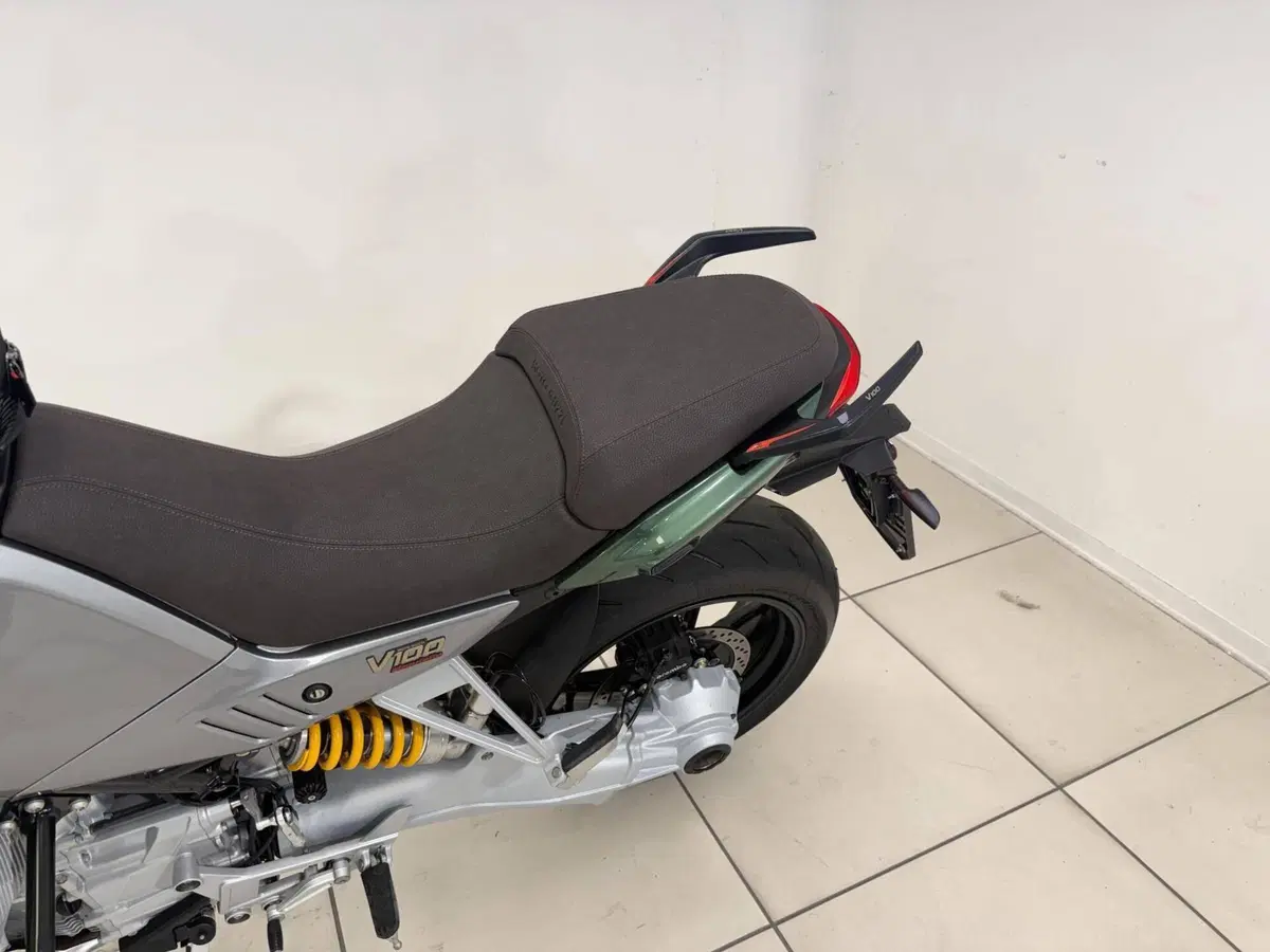 Moto Guzzi V100 Mandello (2025 - 26) (9)