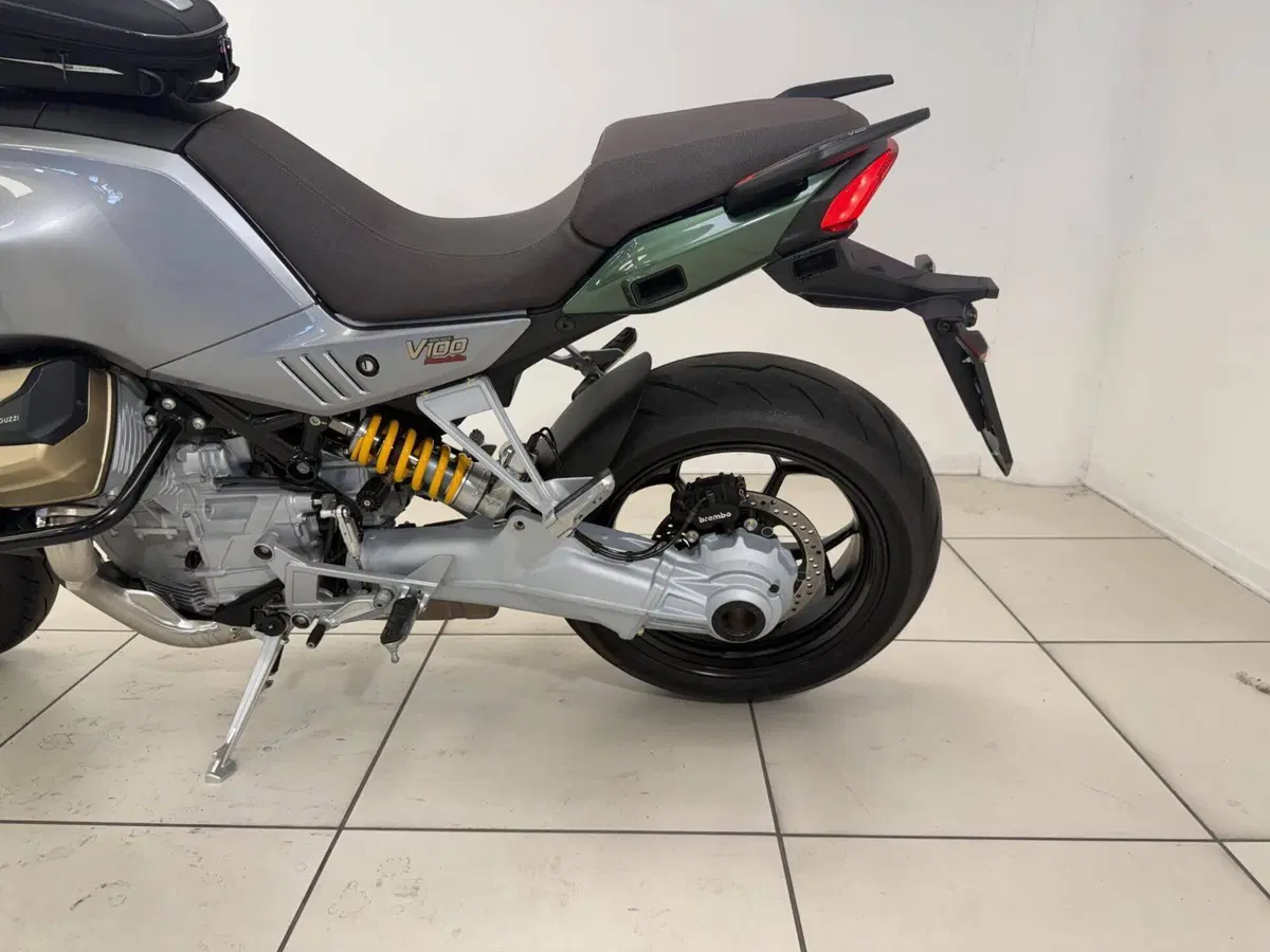 Moto Guzzi V100 Mandello (2025 - 26) (14)