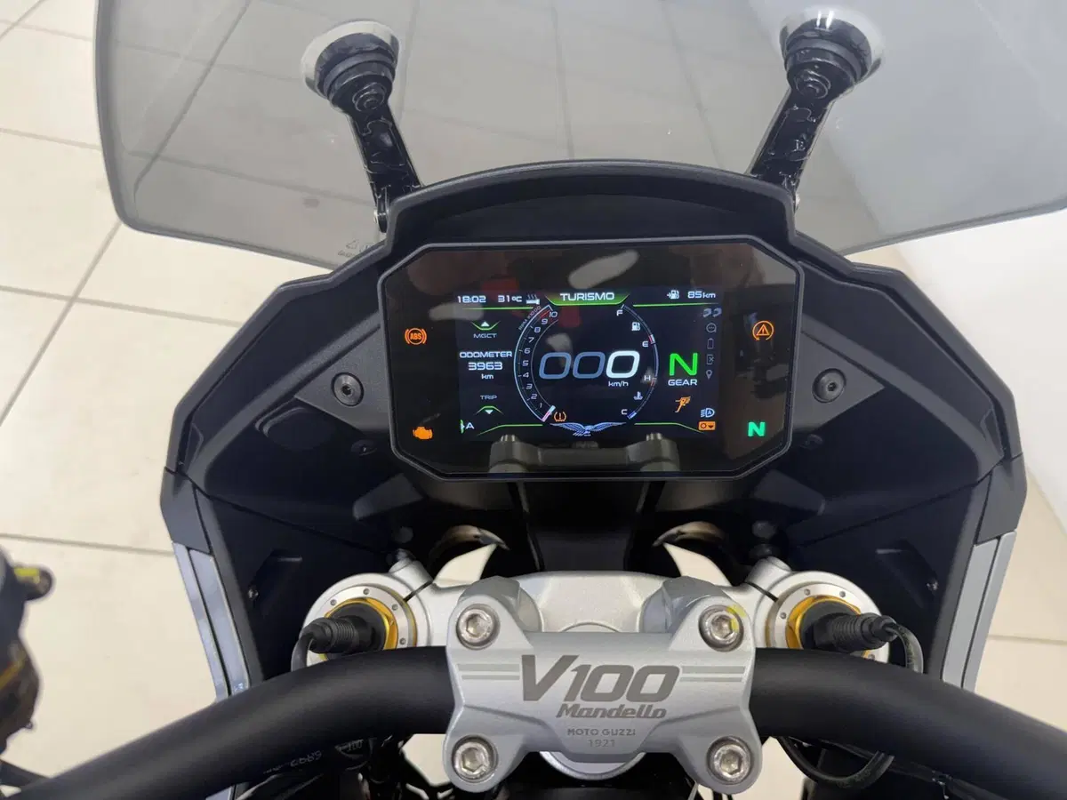 Moto Guzzi V100 Mandello (2025 - 26) (15)