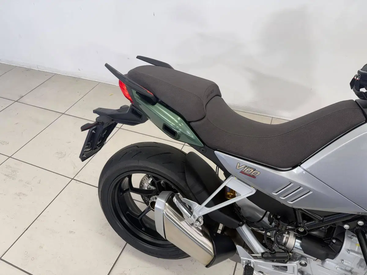 Moto Guzzi V100 Mandello (2025 - 26) (17)