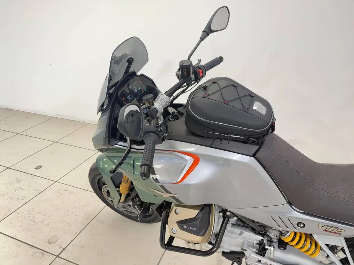 Moto Guzzi V100 Mandello (2025 - 26) (18)