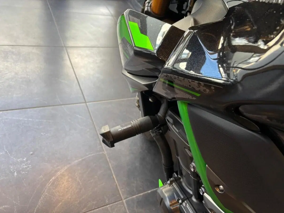 Kawasaki Z 900 SE (2022 - 24) (10)