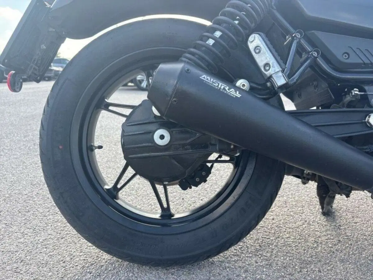 Moto Guzzi V7 Stone (2021 - 24) (8)