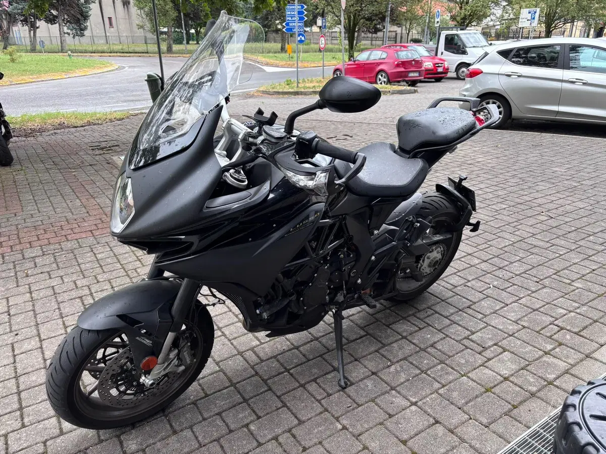 MV Agusta Turismo Veloce 800 Lusso SCS (2021 - 26) (2)