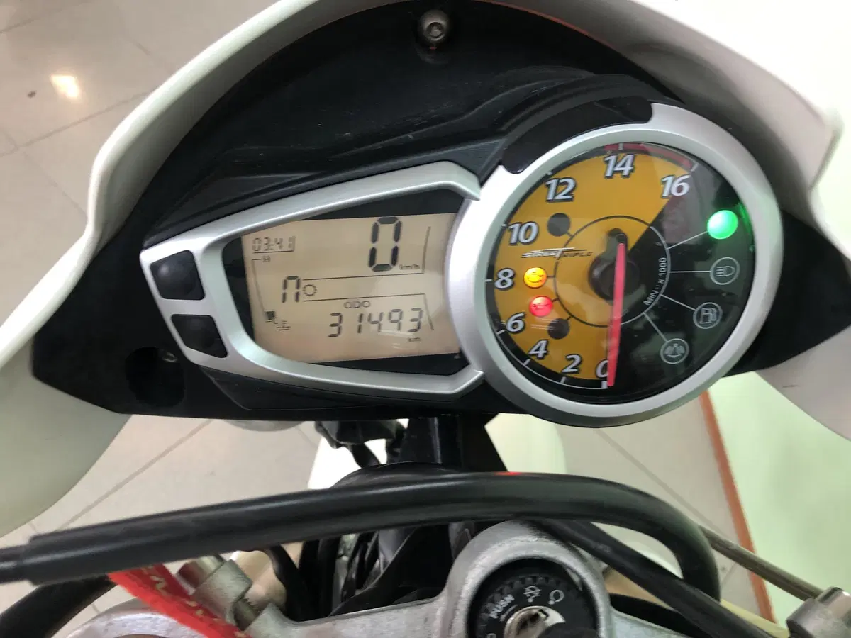 Triumph Street Triple (2007 - 12) (2)