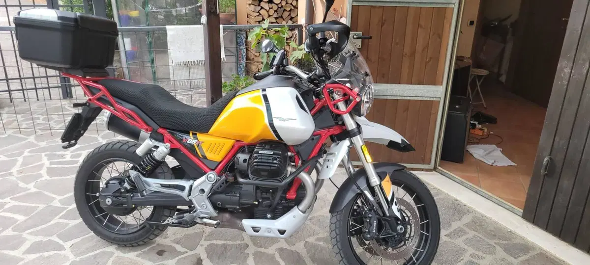 Moto Guzzi V85 TT Evocative Graphics (2021 - 23) (4)