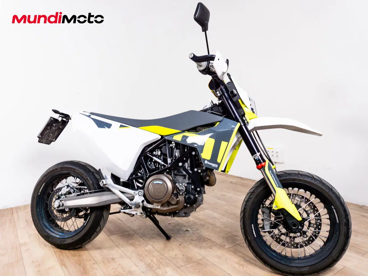 Husqvarna 701 Supermoto (2016) (2)