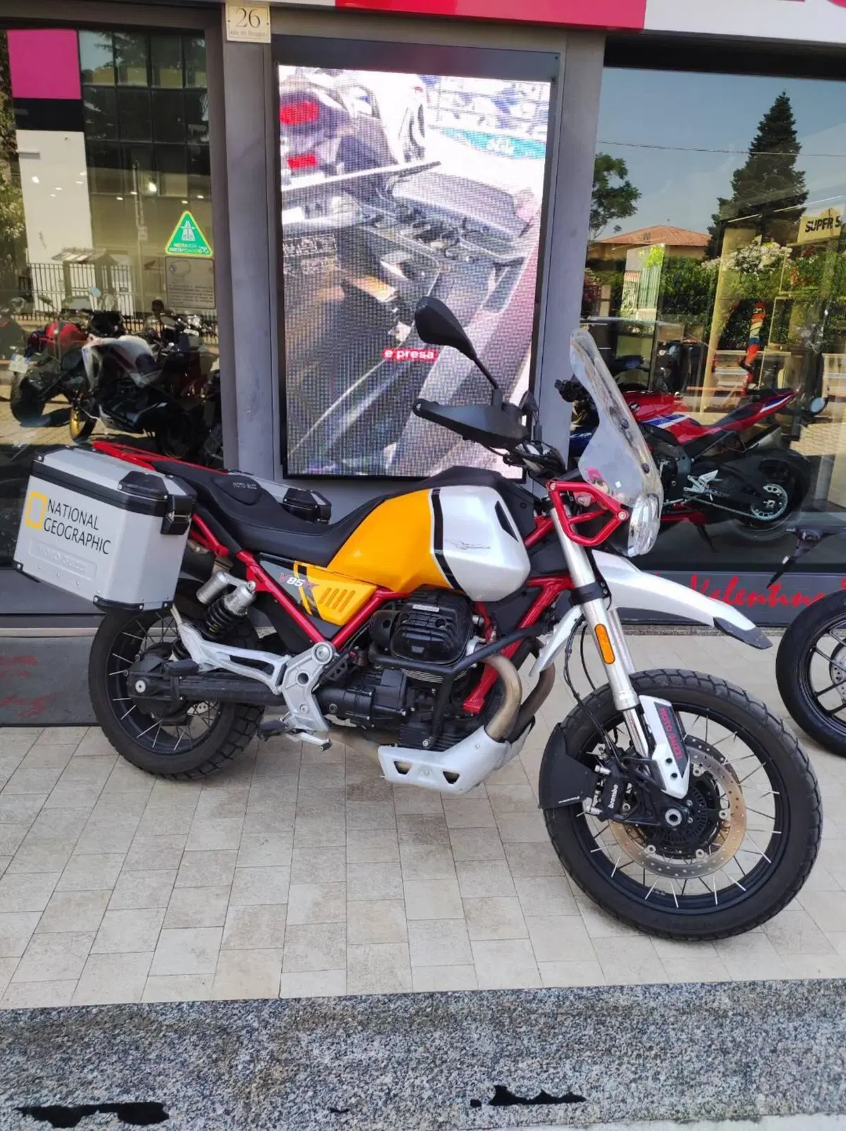 Moto Guzzi V85 TT Evocative Graphics (2021 - 23)
