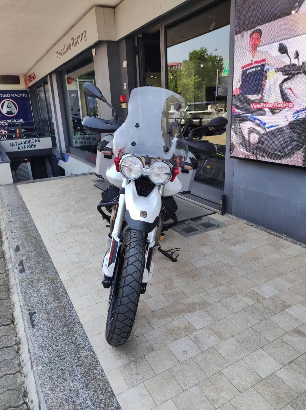 Moto Guzzi V85 TT Evocative Graphics (2021 - 23) (2)