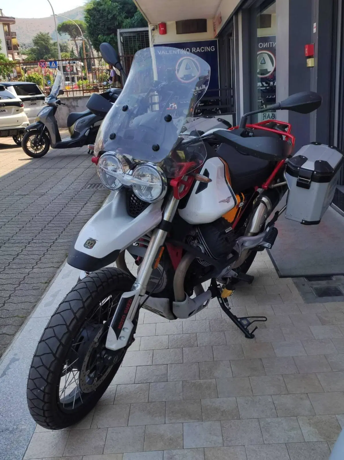 Moto Guzzi V85 TT Evocative Graphics (2021 - 23) (3)