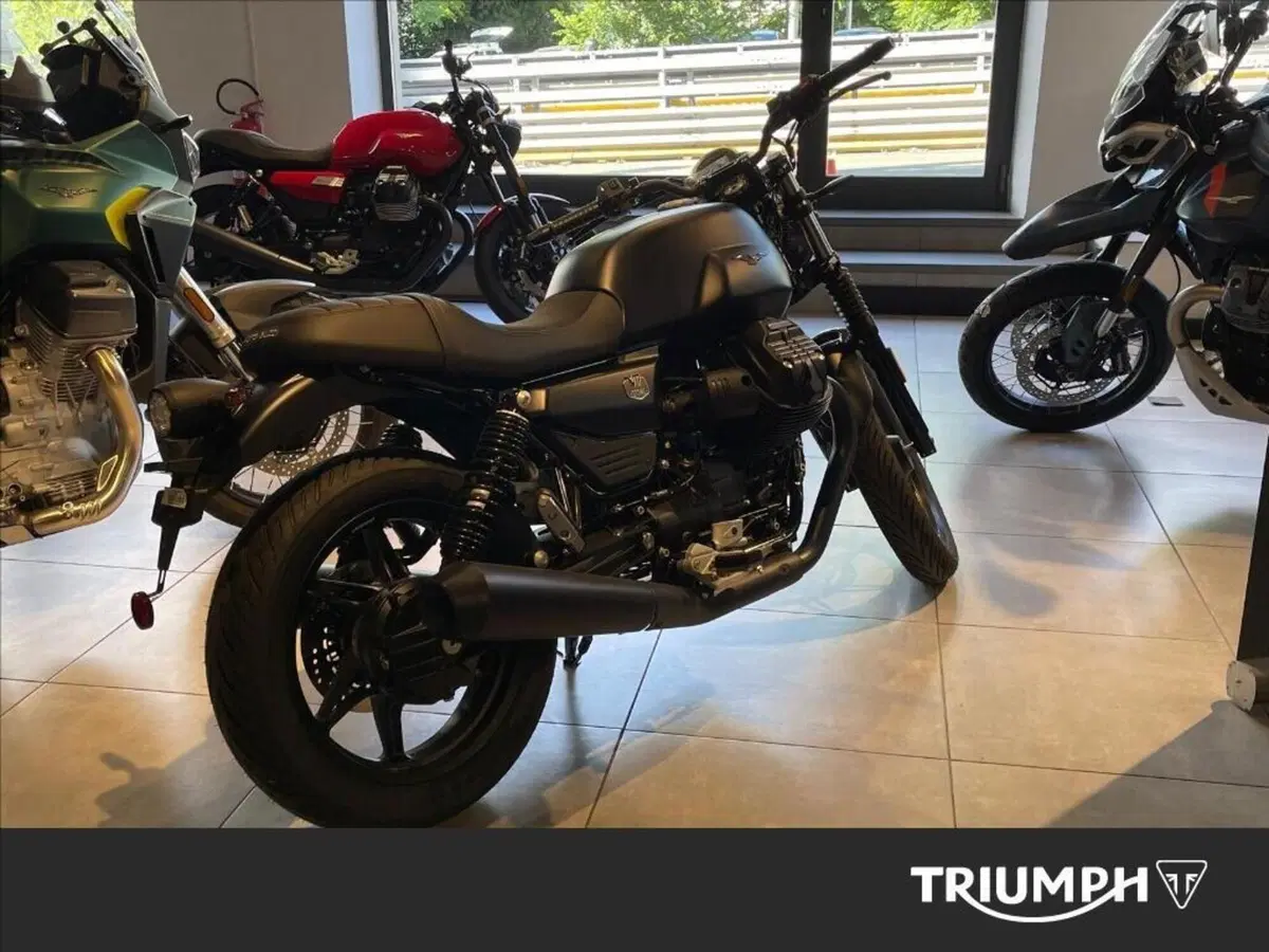 Moto Guzzi V7 Stone (2025 - 26) (2)