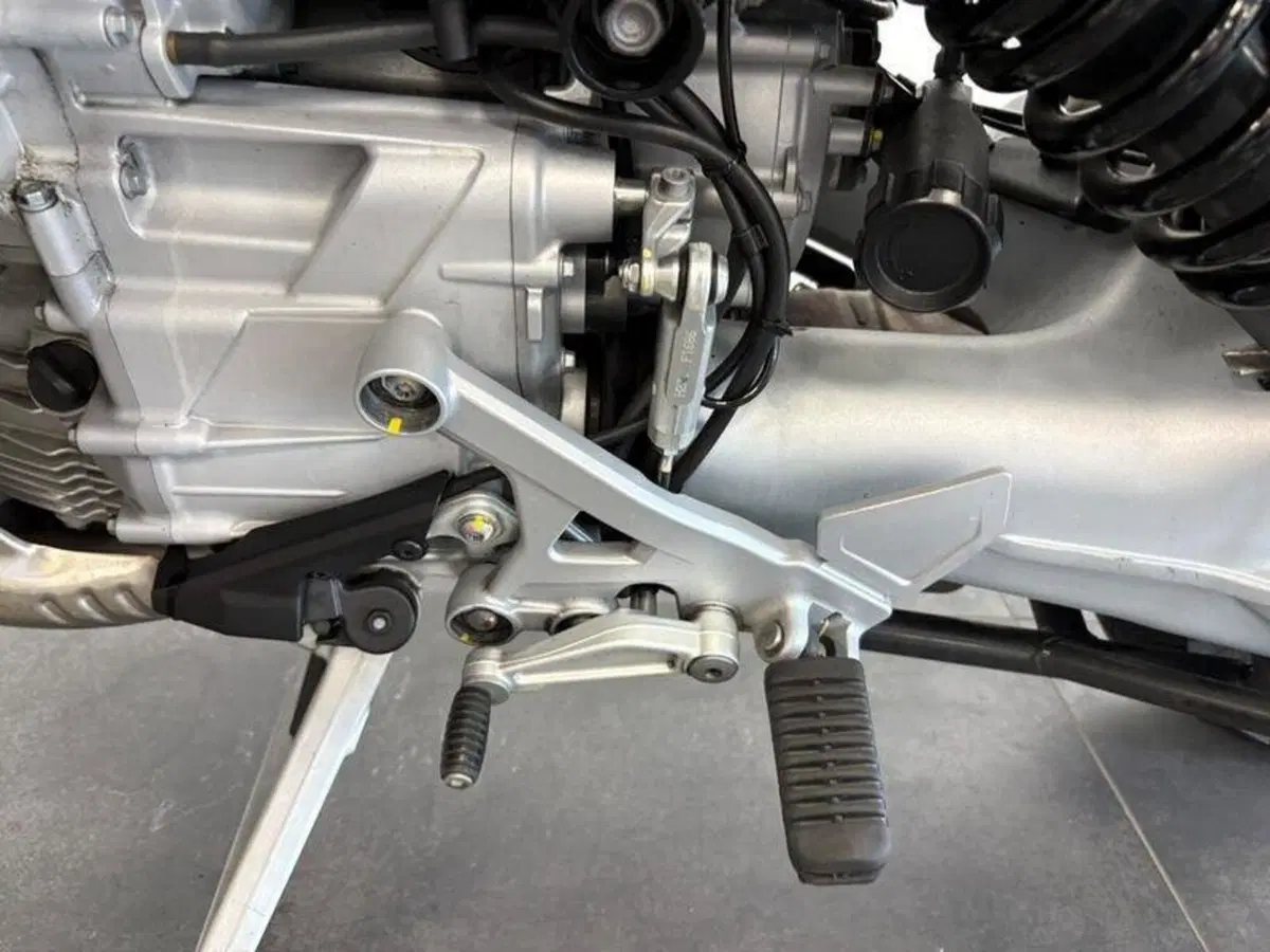 Moto Guzzi Stelvio (2024 - 26) (10)