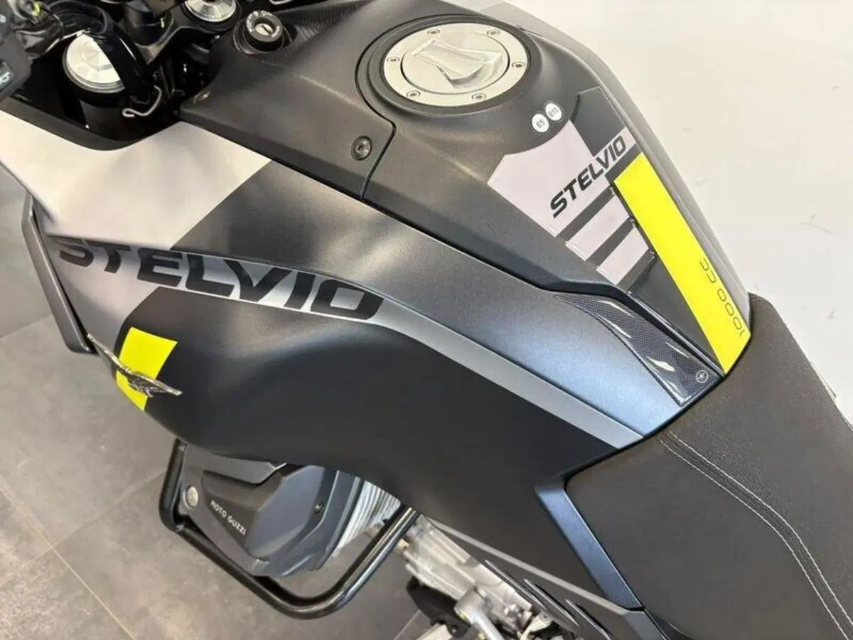 Moto Guzzi Stelvio (2024 - 26) (4)