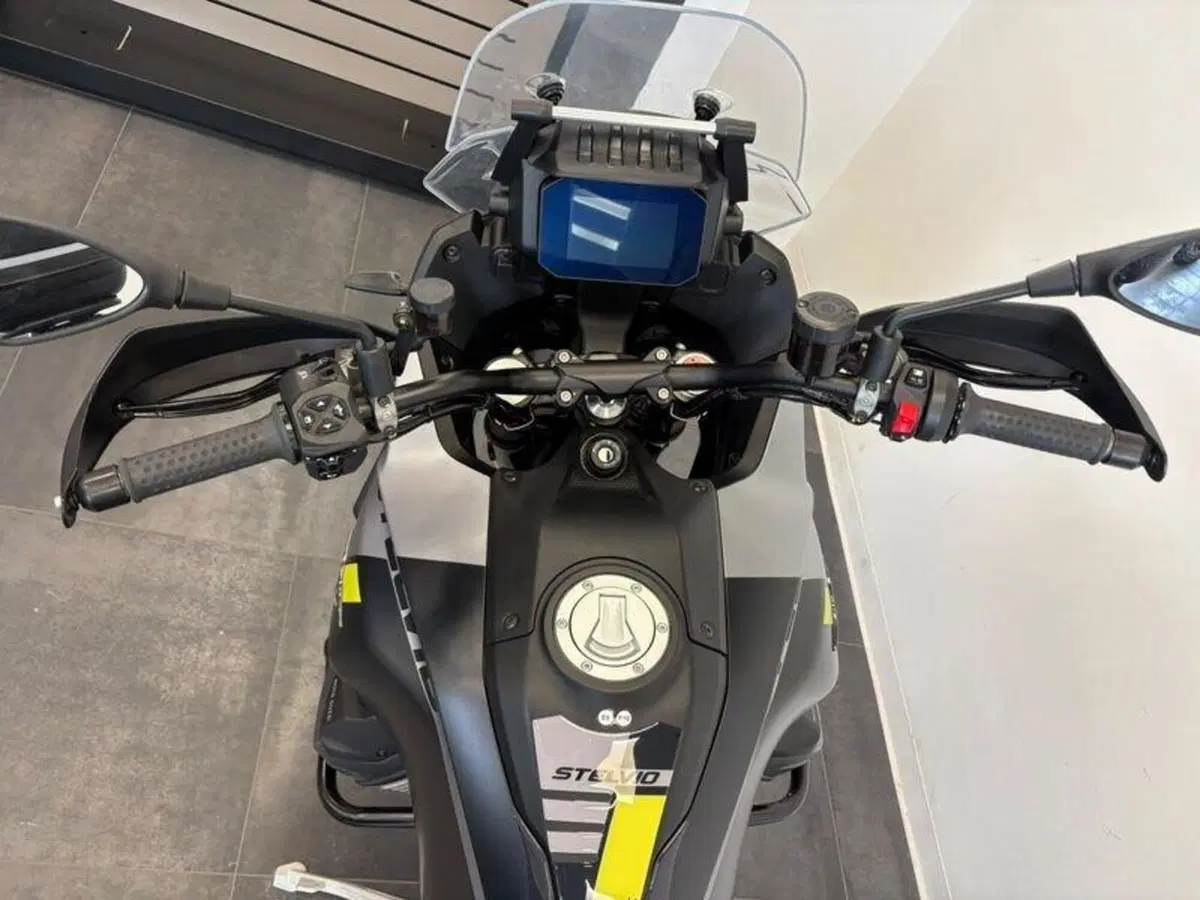 Moto Guzzi Stelvio (2024 - 26) (5)