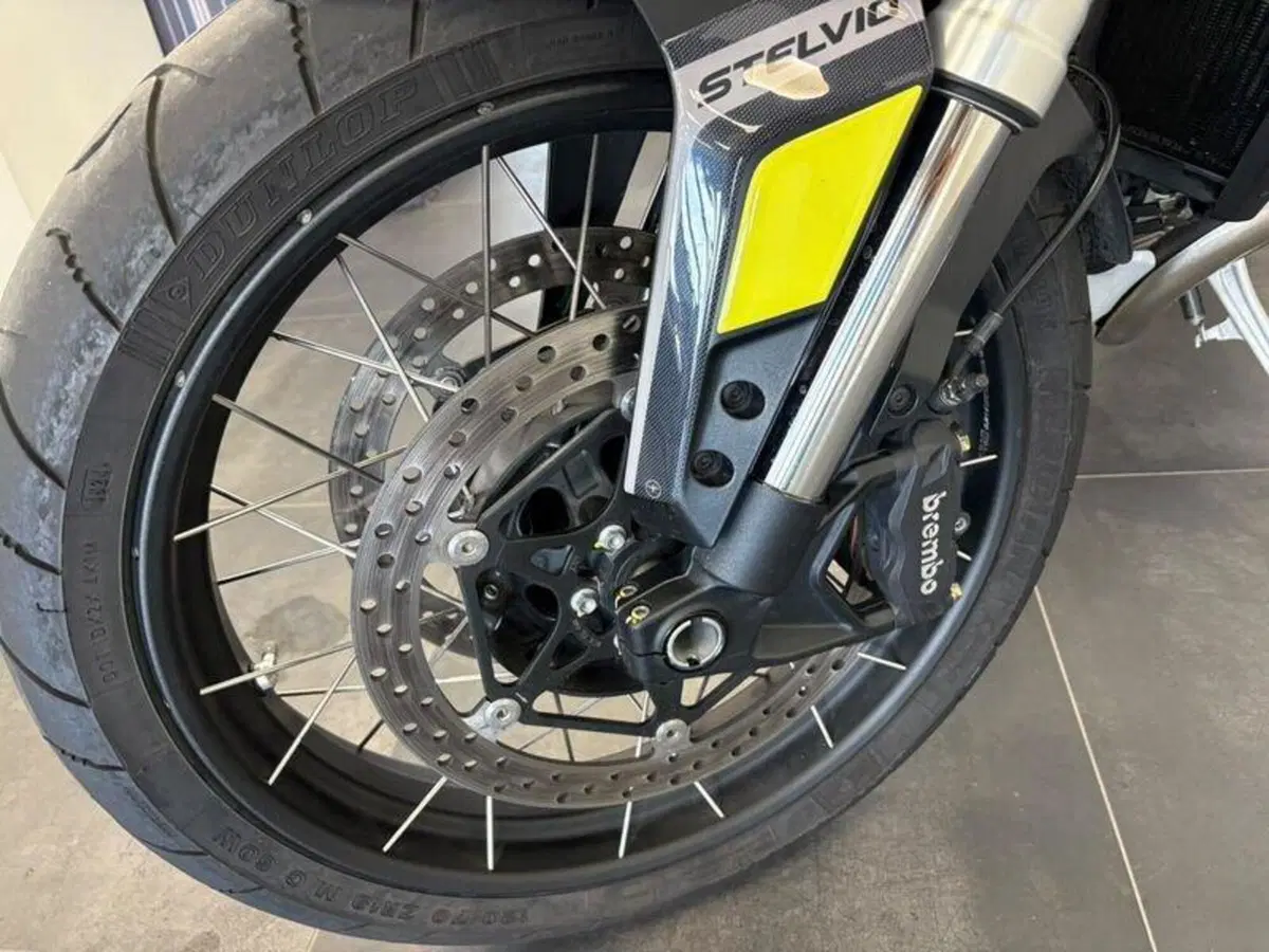 Moto Guzzi Stelvio (2024 - 26) (14)