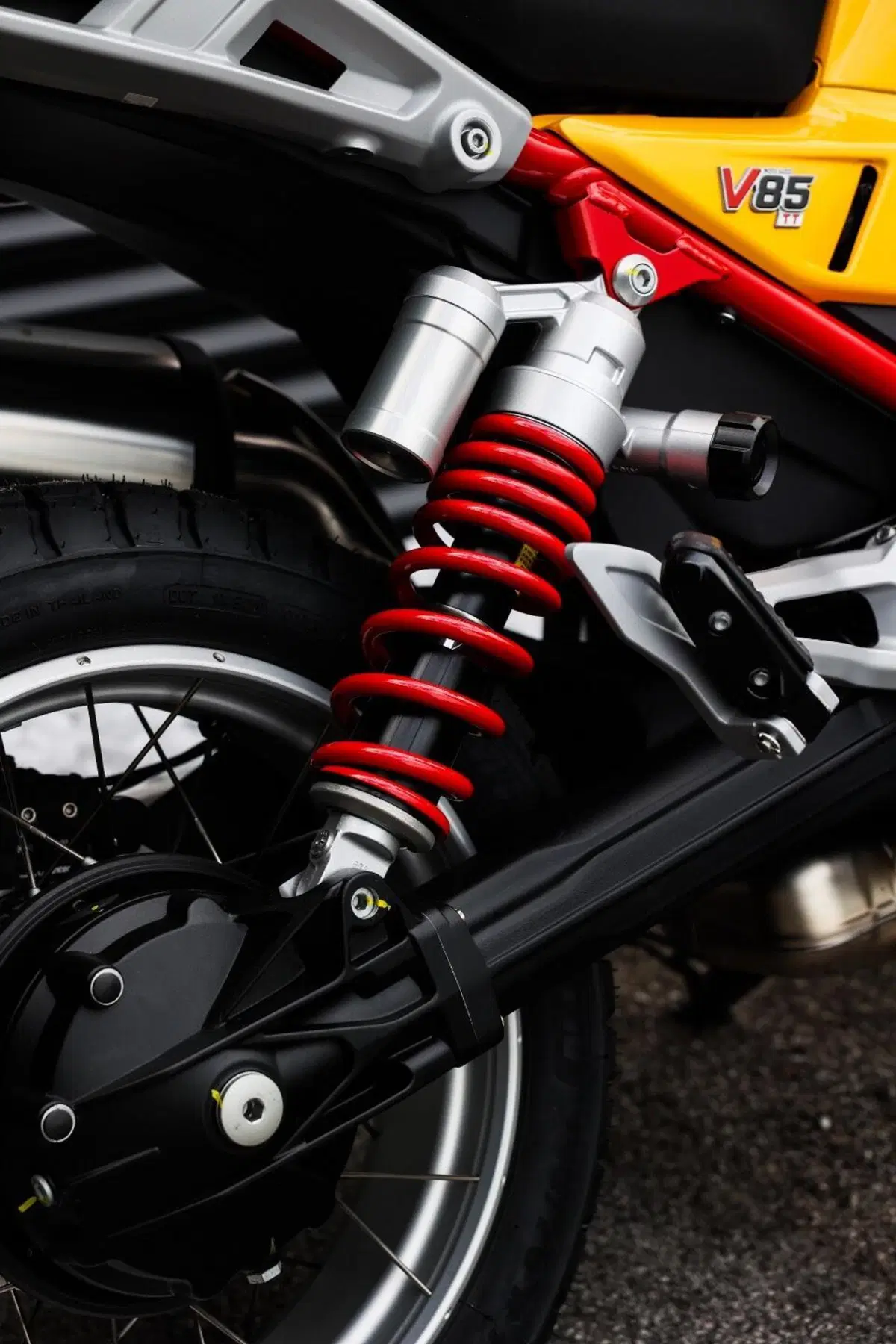 Moto Guzzi V85 TT (2024 - 26) (9)