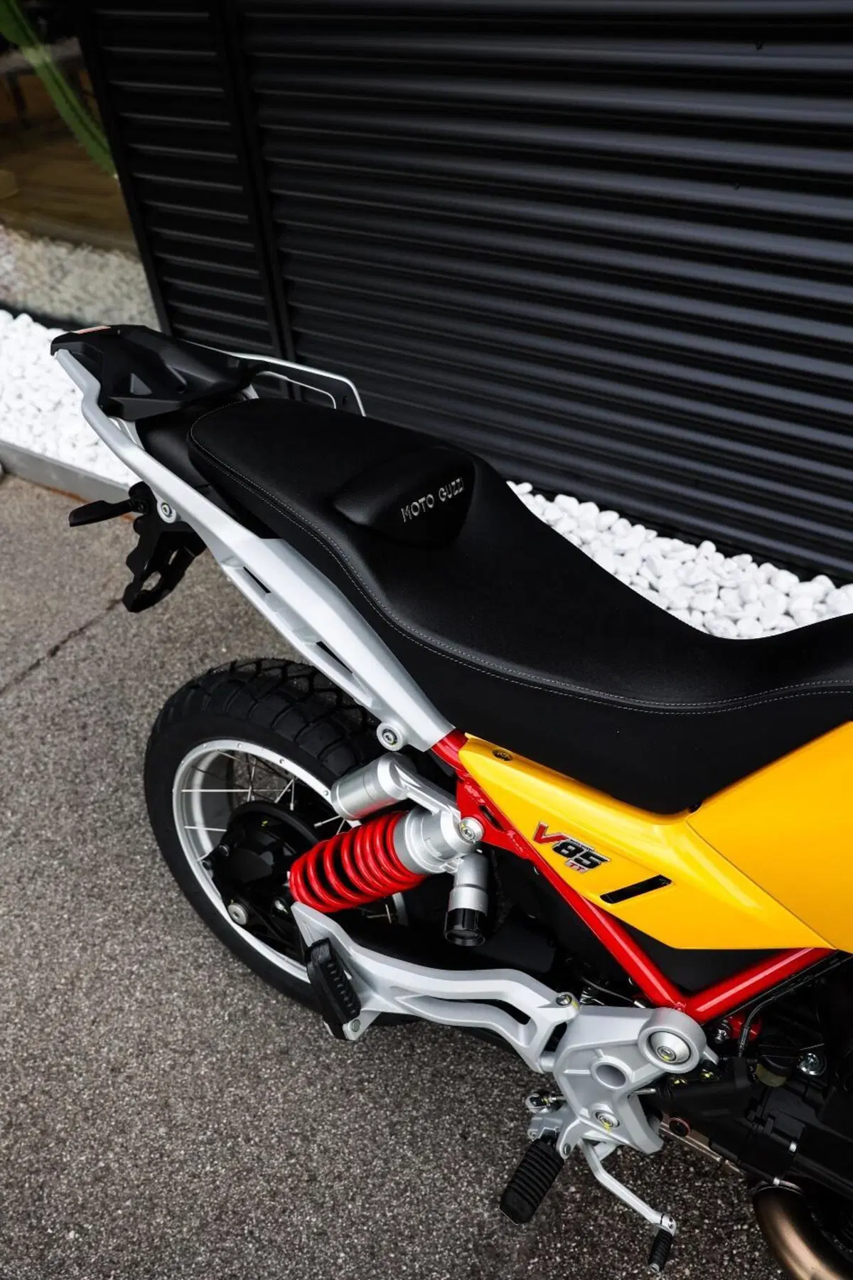 Moto Guzzi V85 TT (2024 - 26) (14)