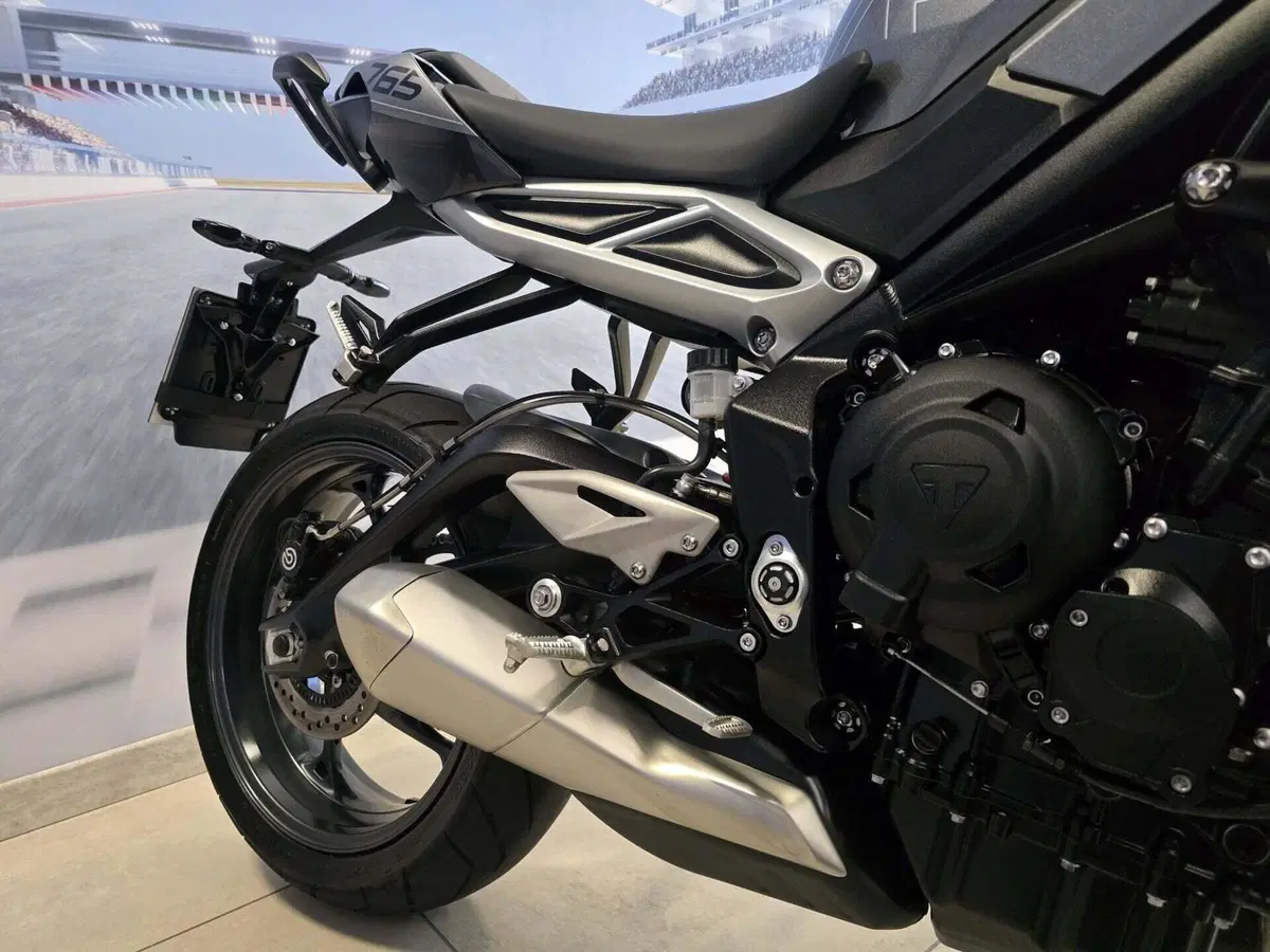 Triumph Street Triple 765 R (2023 - 26) (14)