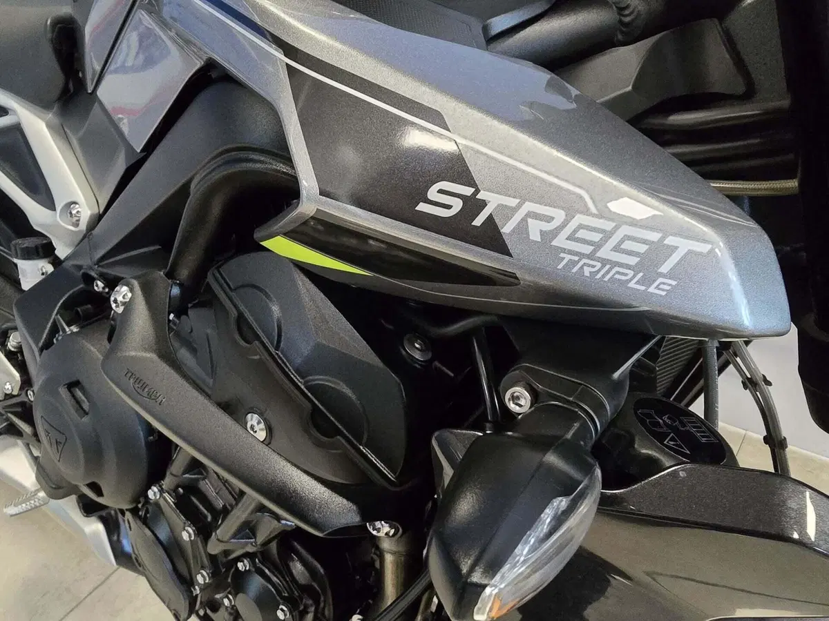 Triumph Street Triple 765 R (2023 - 26) (17)