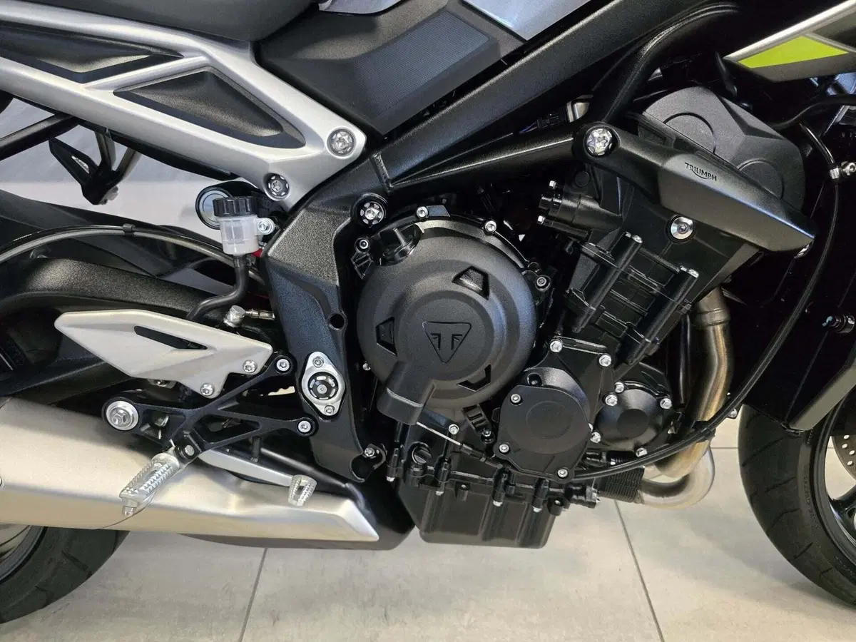 Triumph Street Triple 765 R (2023 - 26) (18)