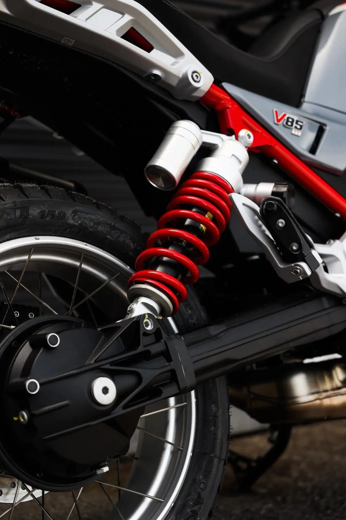 Moto Guzzi V85 TT (2024 - 26) (12)