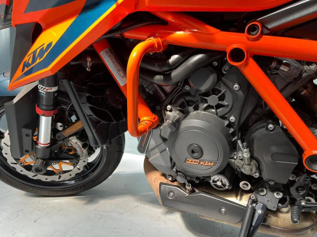 KTM 1290 Super Duke R (2021) (3)