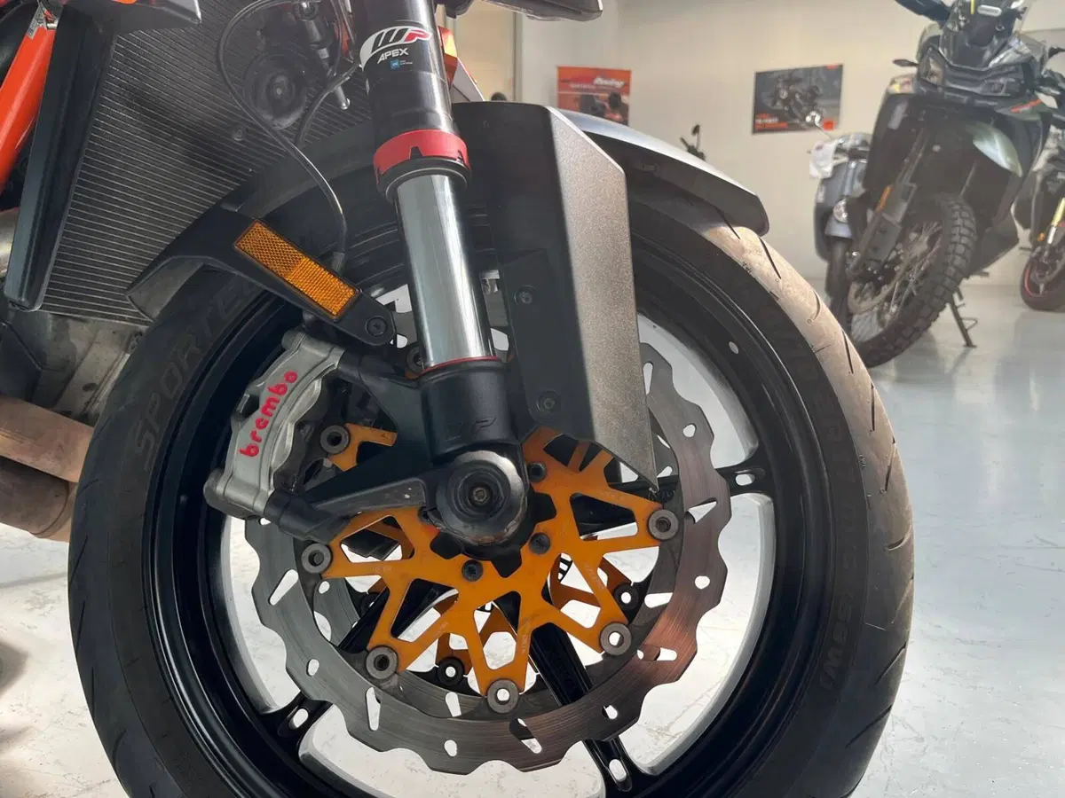 KTM 1290 Super Duke R (2021) (10)
