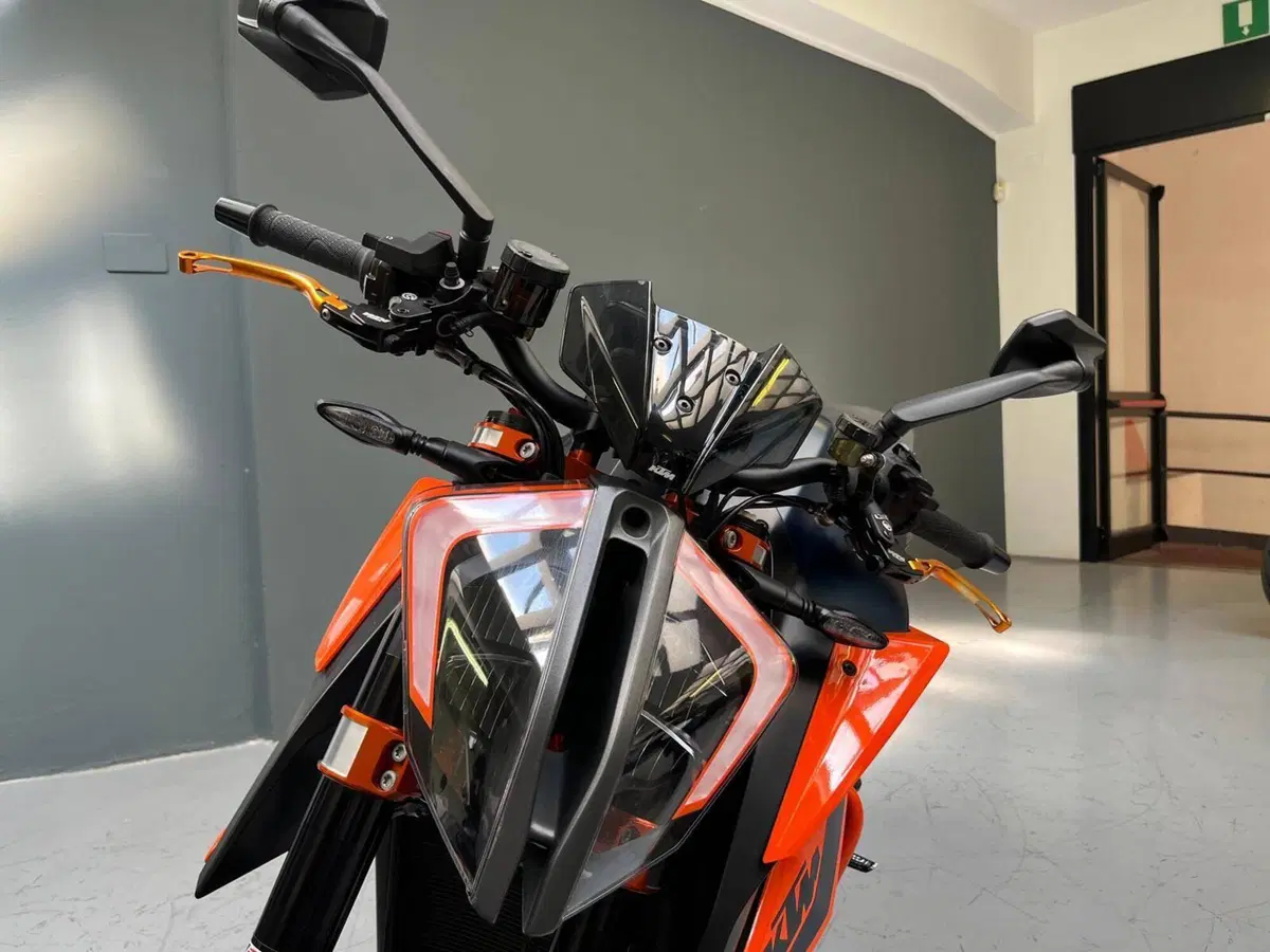KTM 1290 Super Duke R (2021) (8)