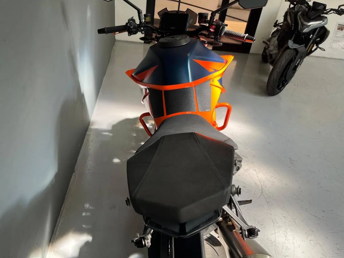 KTM 1290 Super Duke R (2021) (12)