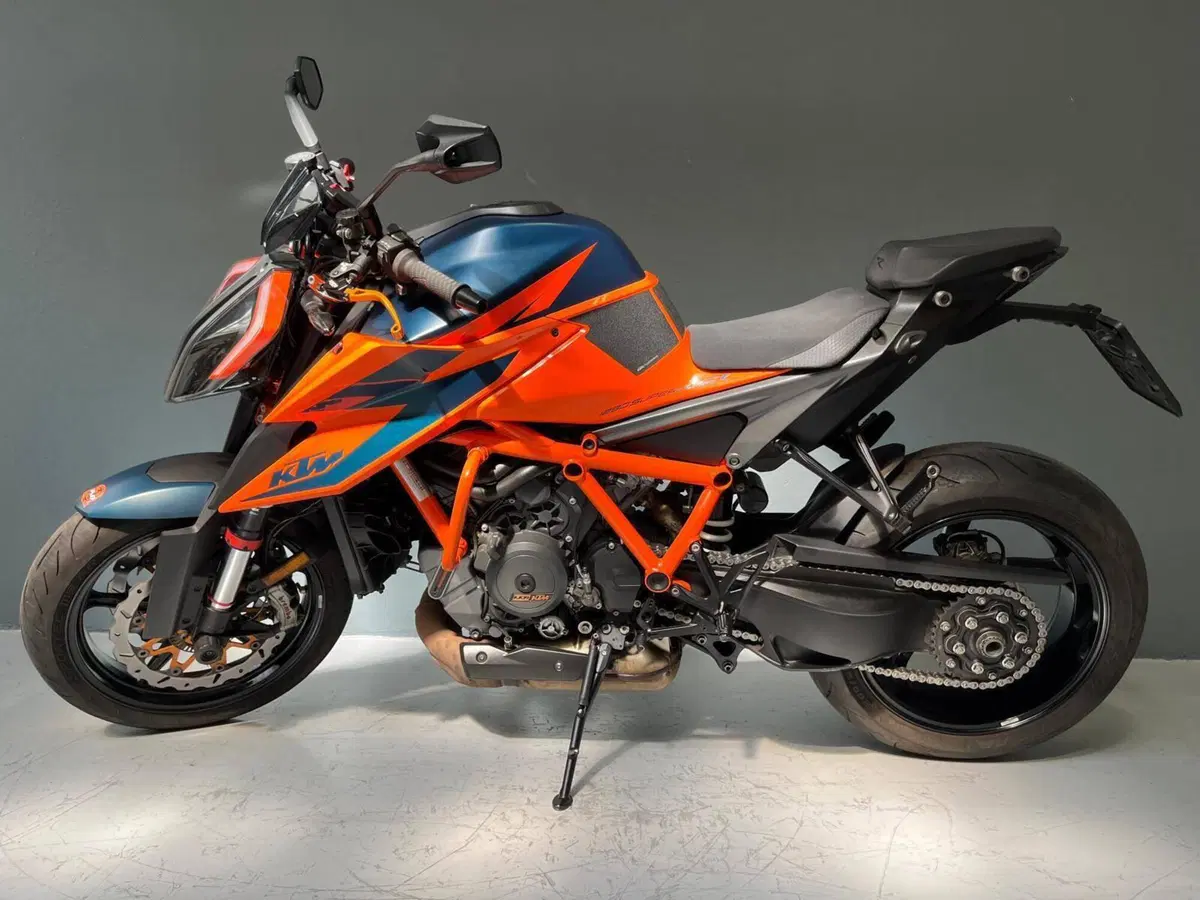 KTM 1290 Super Duke R (2021) (2)