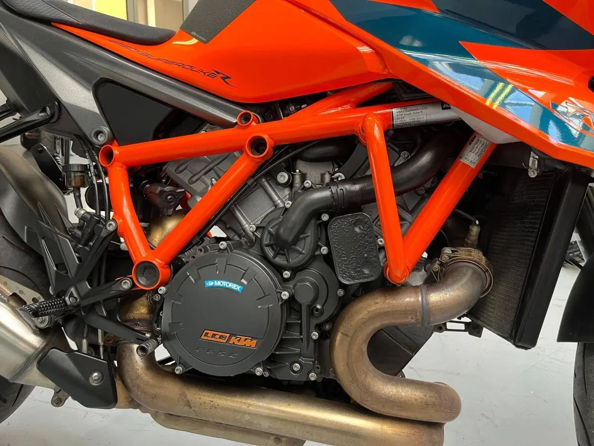 KTM 1290 Super Duke R (2021) (5)