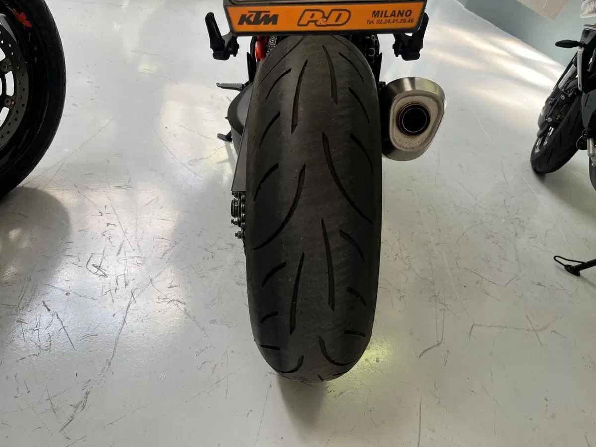 KTM 1290 Super Duke R (2021) (14)